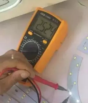 萬能電表測試LED壞點(diǎn)